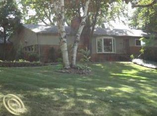 2075 S Hammond Lake Rd, West Bloomfield, MI 48324
