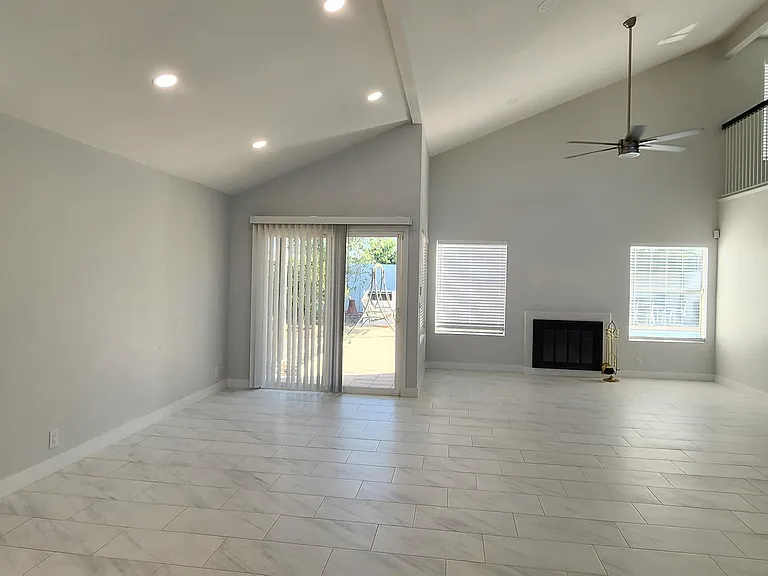 7301 W Sierra St — Photo 2
