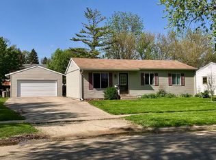 915 Lakeview Dr, Rochelle, IL 61068