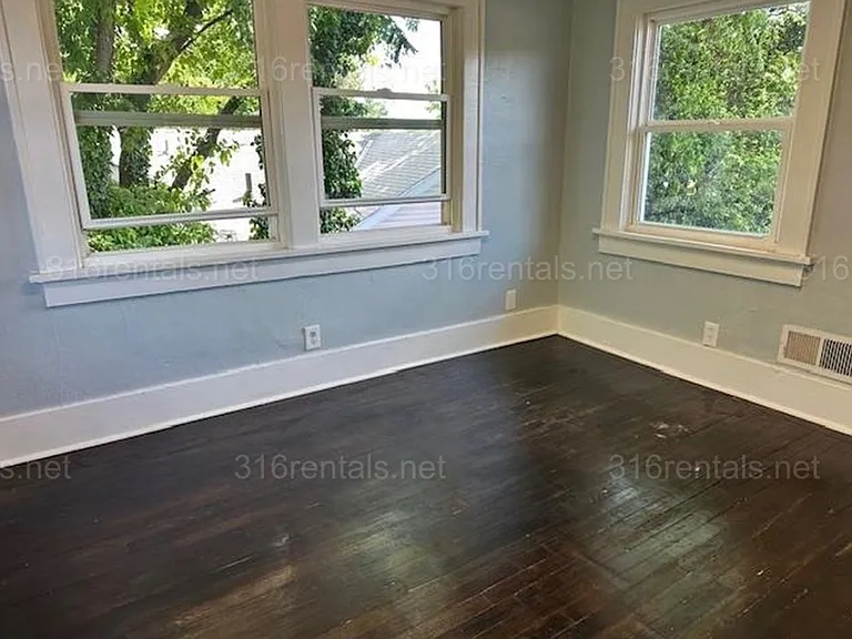 1118 S Hydraulic St — Photo 4