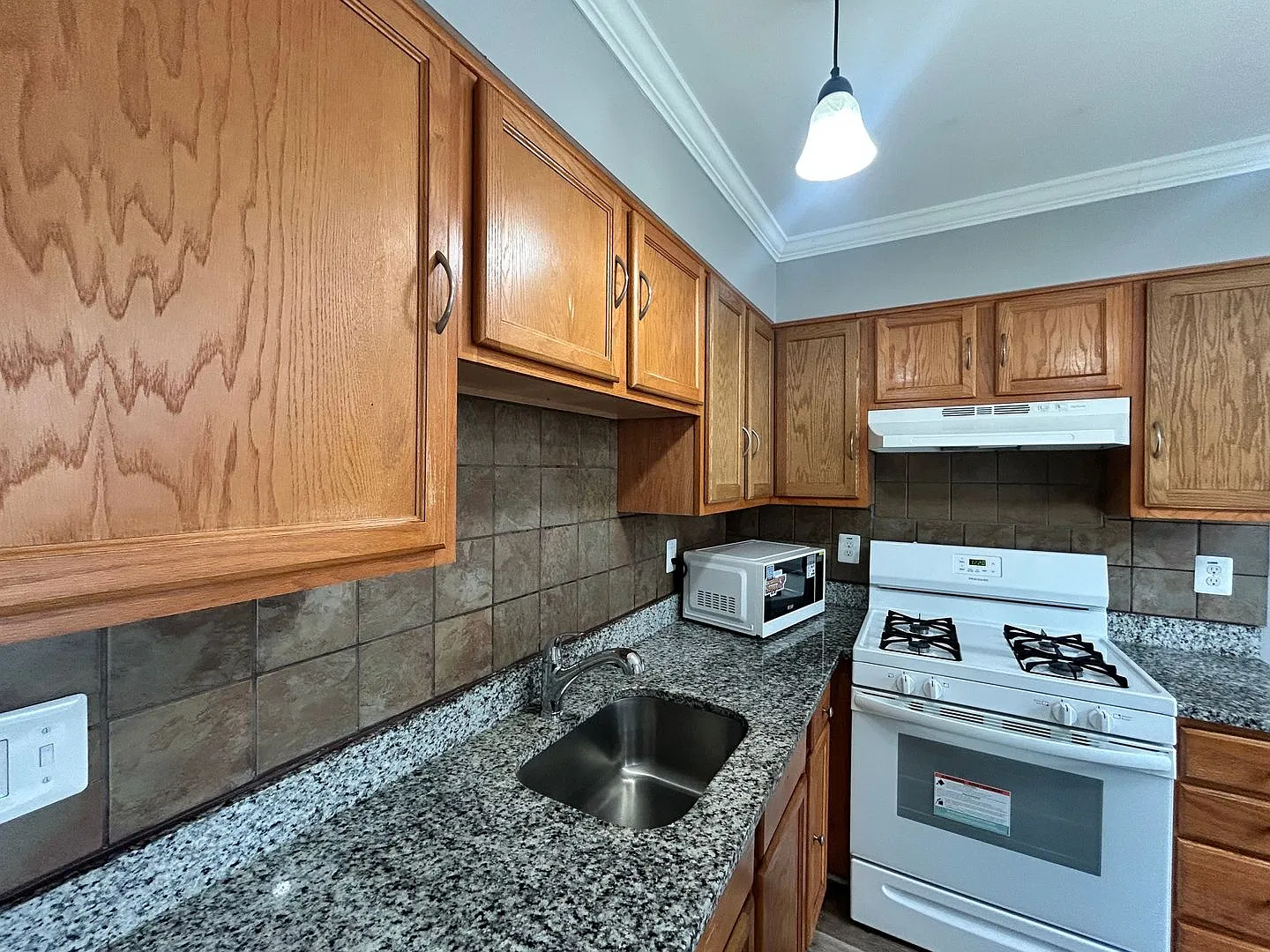 Baltimore - 3 Bedrooms and 2.5 baths Available! — Photo 2