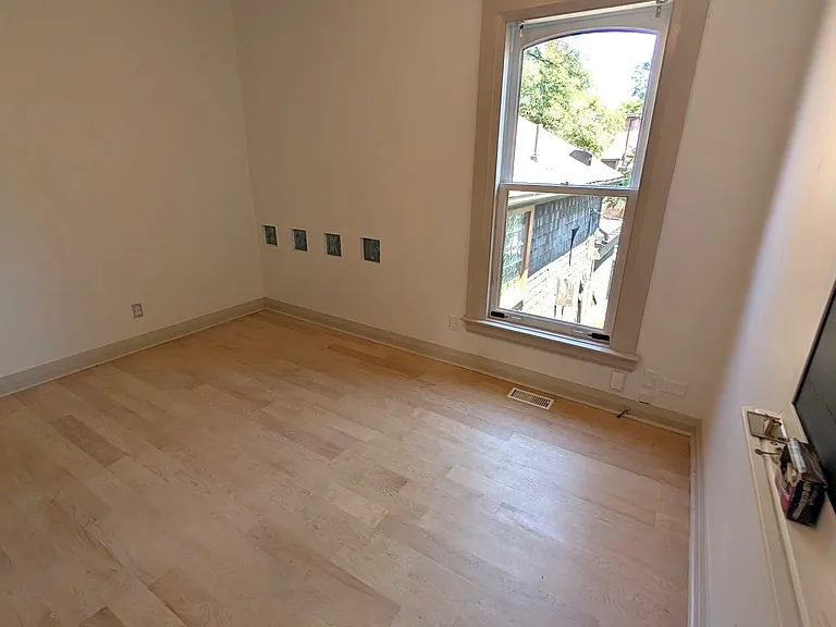561 Parliament St — Photo 4