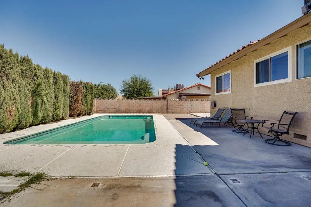 864 E Eldorado Ln — Photo 2