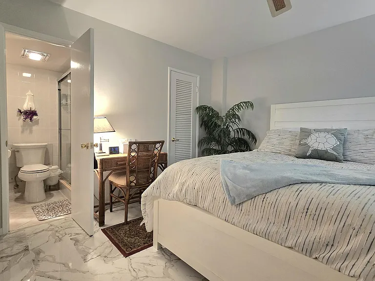 1161 Hillsboro Mile #107 — Photo 33
