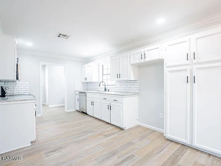 213 Presbytere Pkwy — Photo 12