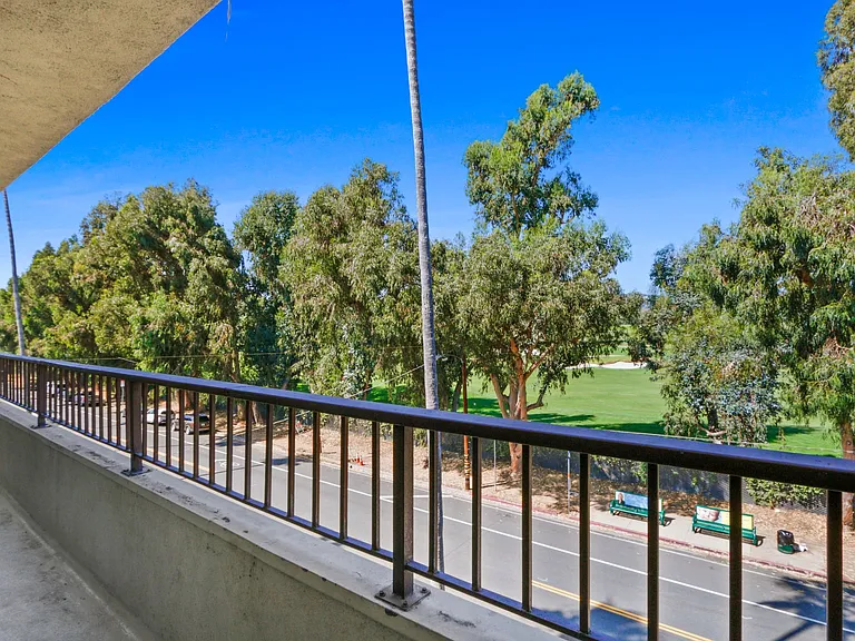 12258 Montana Ave - across from Brentwood golf course! — Photo 3