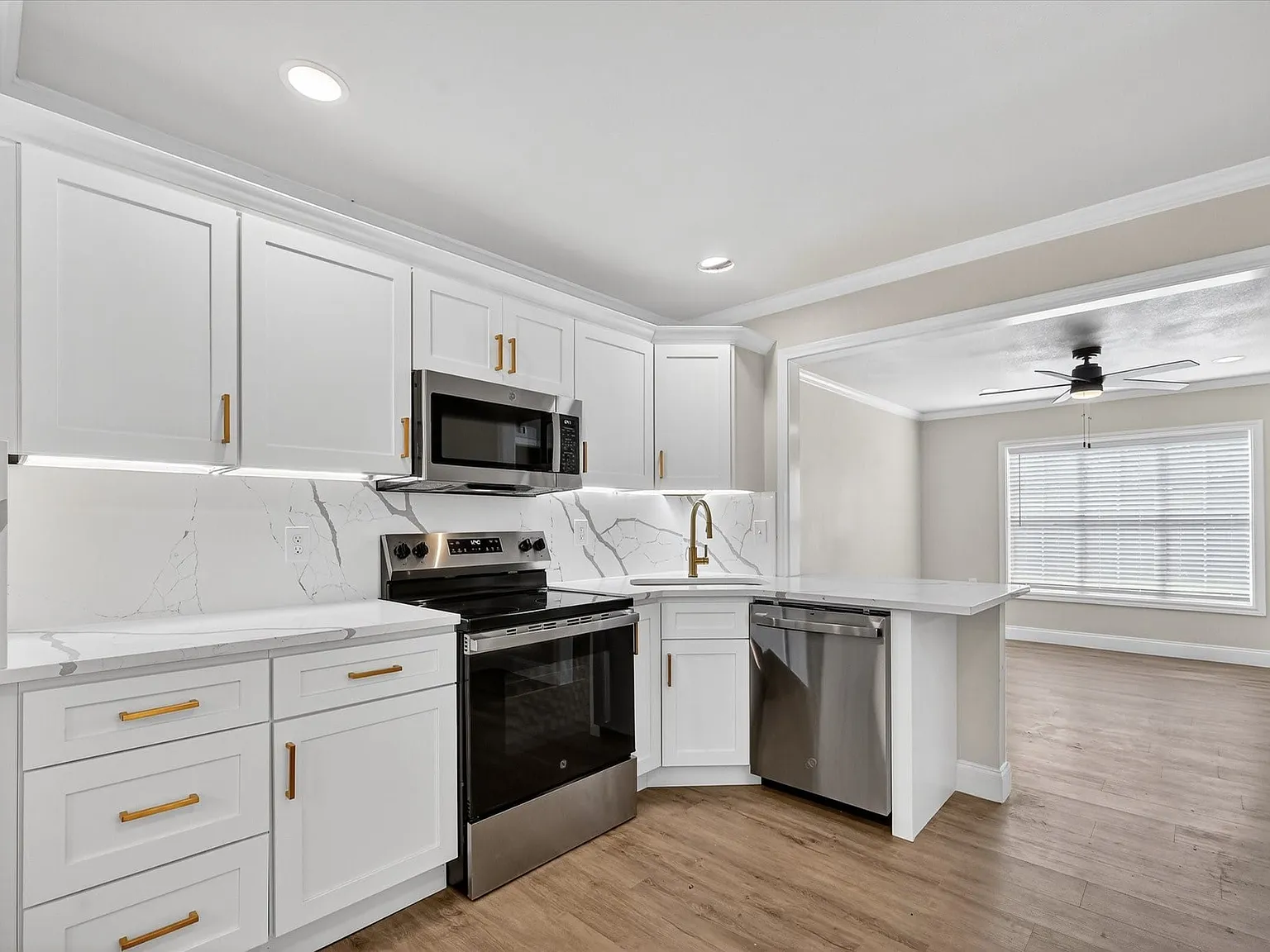 4 bed, 2.0 bath, 1426 sqft, $3,000 — Photo 3