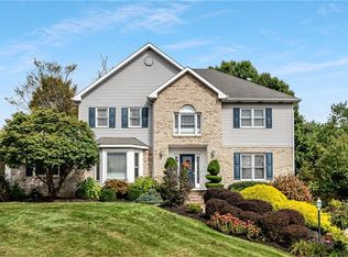 540 Burkes Dr, Coraopolis, PA 15108