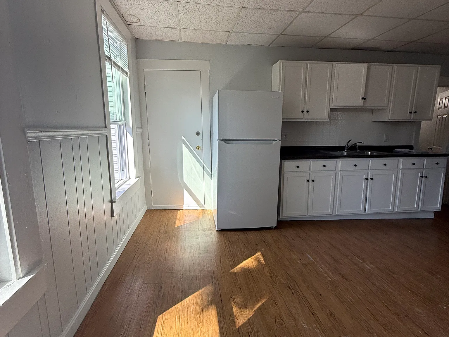 3 bed, 1000 sqft, $2,200 — Photo 2