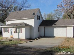 110 Cherry Ave, Minneapolis, KS 67467