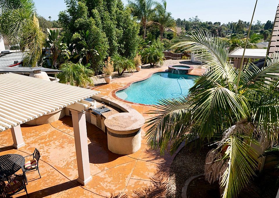 Entertainment Pool Kitchen