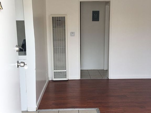 2nd image of 815 Victor Ave APT 25