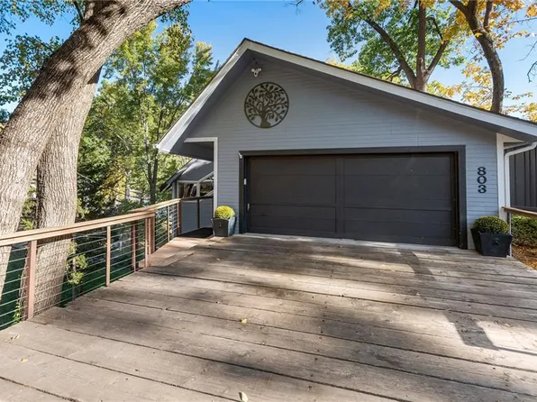 803 NW South Shore Dr, Lake Waukomis, MO 64151