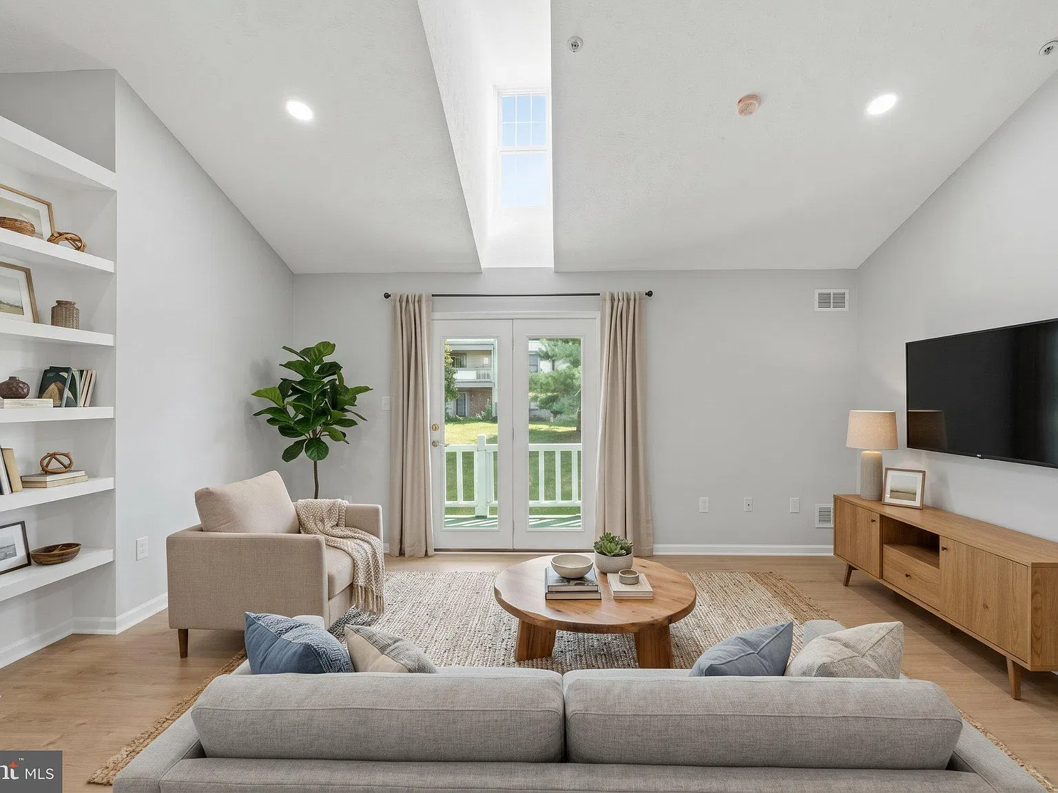 2 bed, 2.0 bath, 1087 sqft, $1,900 — Photo 2