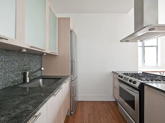 3rd image of 120 Greenwich St APT 11F