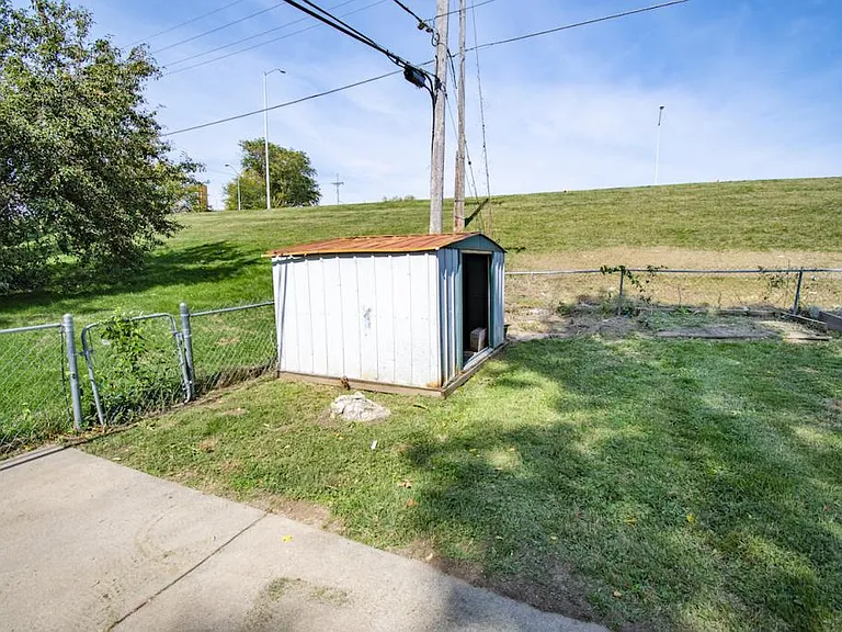 1220 Hillcrest Dr — Photo 24