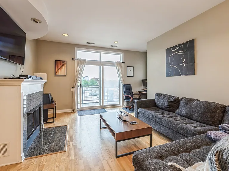 950 W Huron St #402 — Photo 2