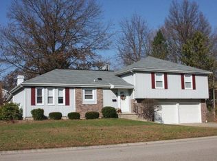 2112 Meadowlake Dr, Charleston, IL