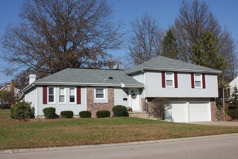 2112 Meadowlake Dr photo 1