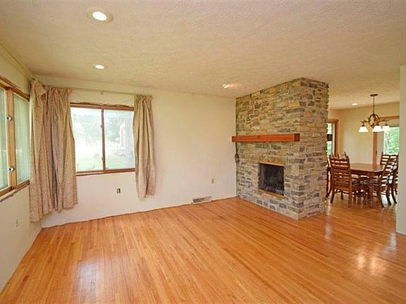 2nd image of 21037 Crestview Ct