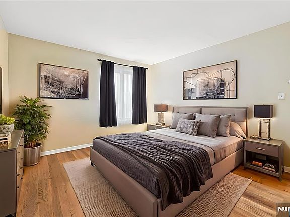 5th image of 825 Riverside Ave APT 204