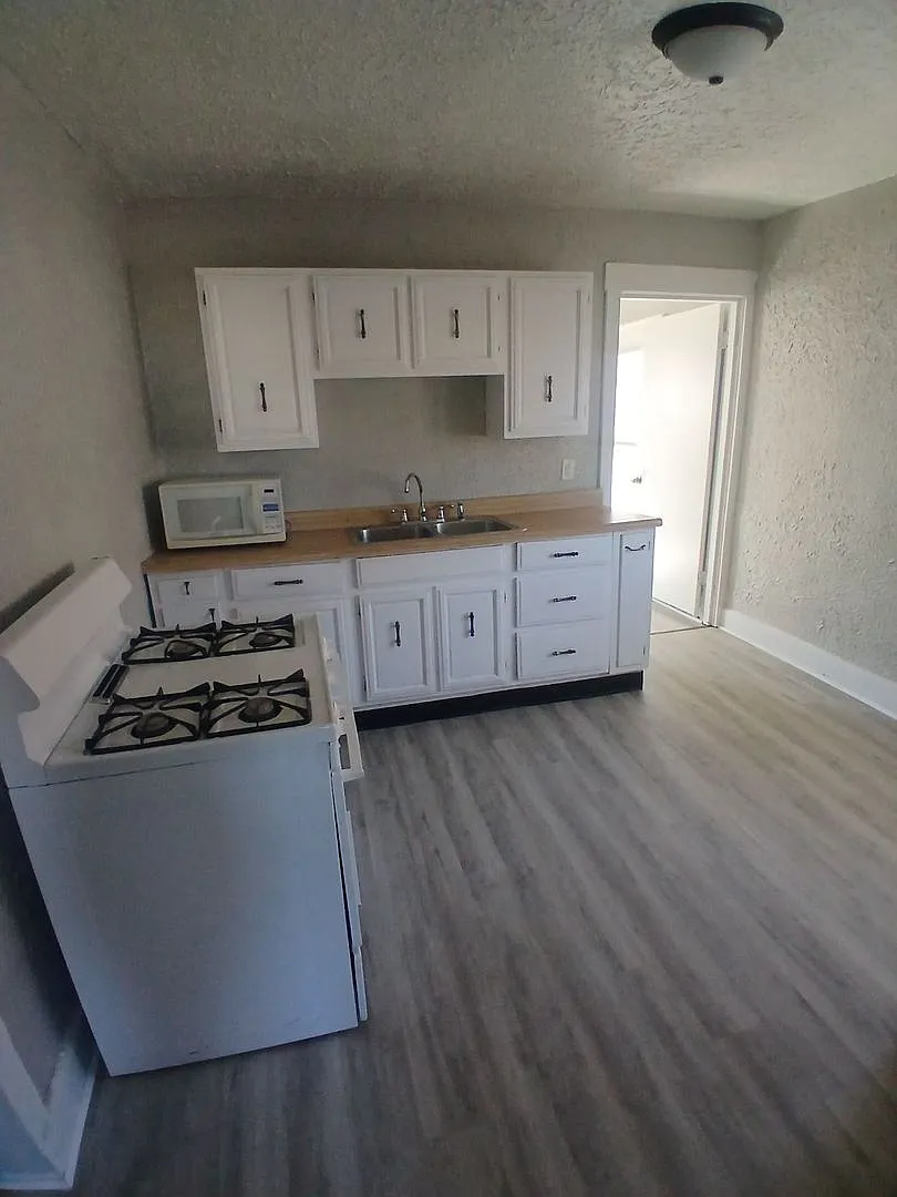 Cozy 3 Bedroom Upstairs Apartment- Available Now! W+D Hookup! Pet Friendly! — Photo 2