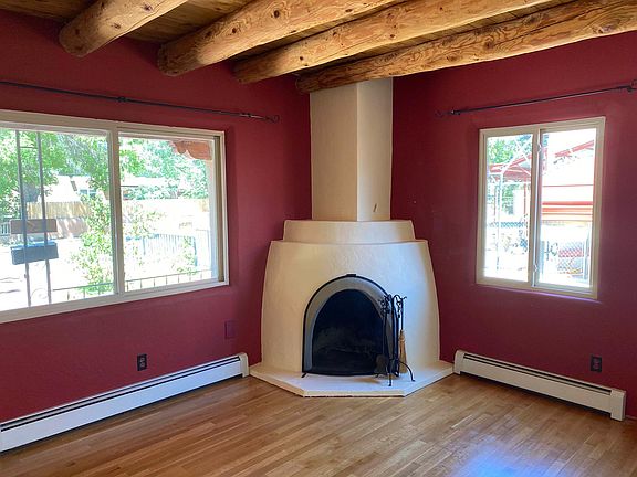 Working Kiva Fireplace in the living room.