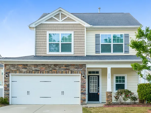 229 Breezemont Dr, Fuquay Varina, NC 27526