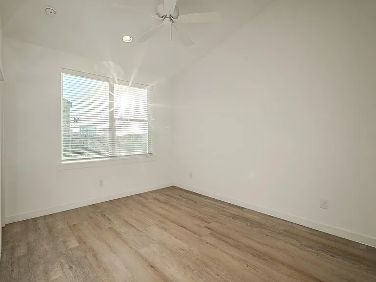 4911 Belmont Ave #13 — Photo 20