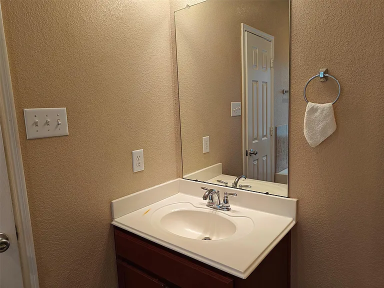 7915 Moss Springs Ct — Photo 22