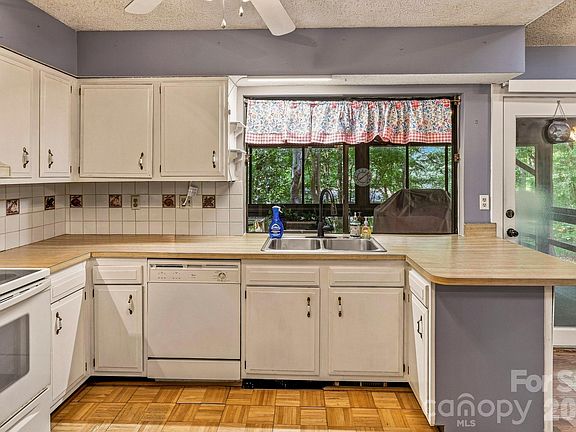 5th image of 51 Rising Meadow Ln