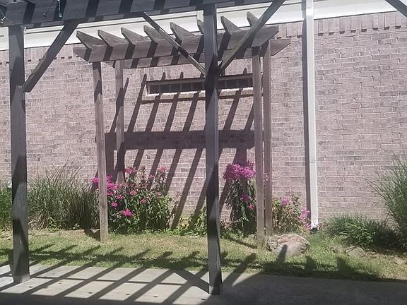 4th image of 552 N Tennyson Ln