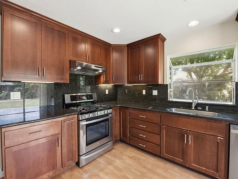 3808 Alder Ave — Photo 11