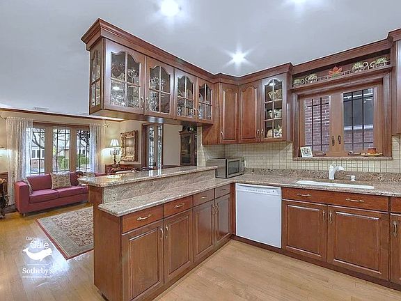 4th image of 65-42 Cromwell Cres