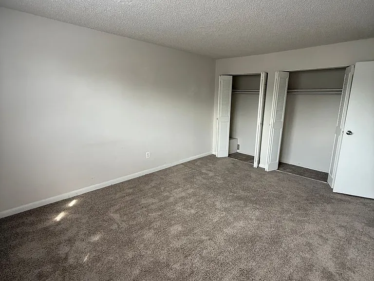 Colonial Point Apartments — Photo 32