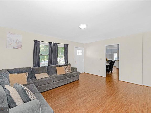 3rd image of 302 Manor Ct