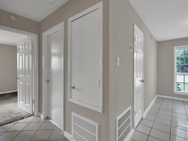 1018 Surrey Ct — Photo 16