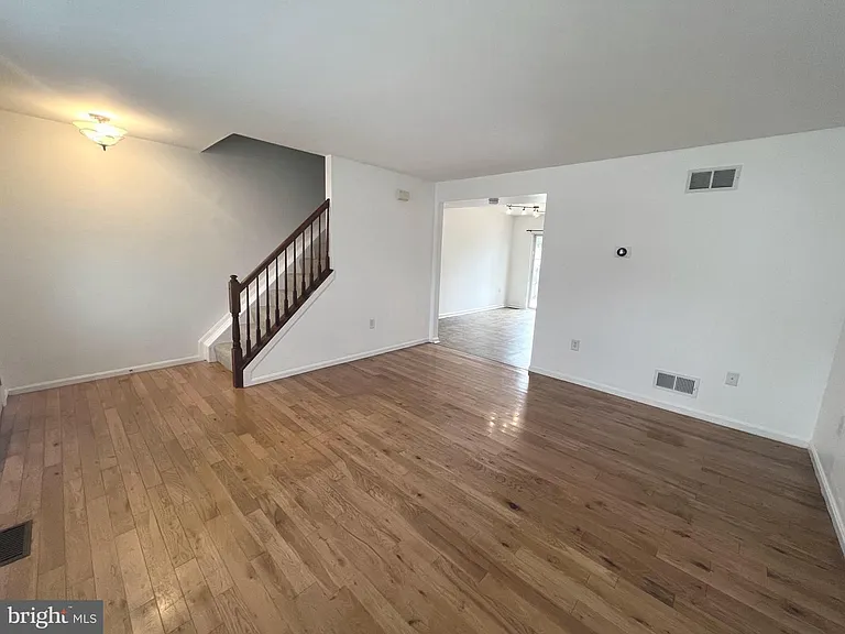 513 Willow Ave — Photo 5