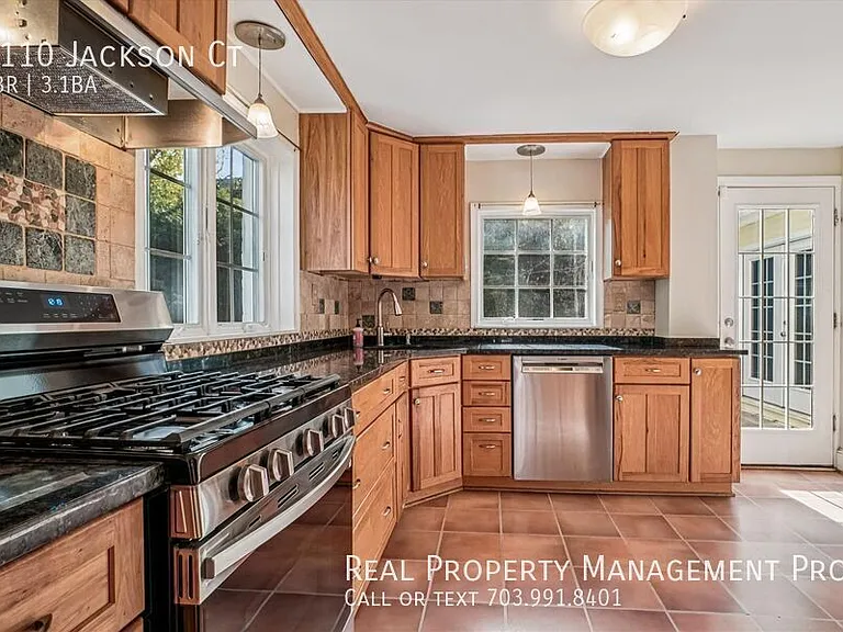1110 Jackson Ct — Photo 9