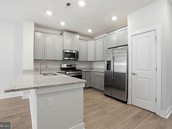 3rd image of 114B King St