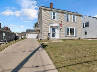 1122 Fairmont Ln, Manitowoc, WI 54220