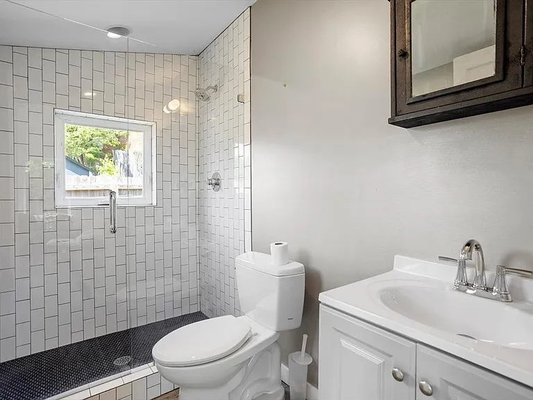 545 E Lenoir St — Photo 9