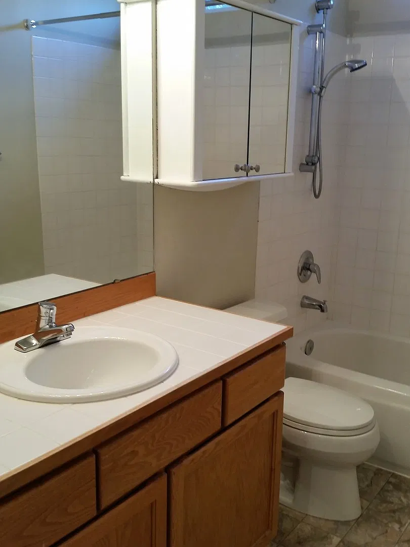 Woodinville Bothell 3 bed 2.5 bath. Home. Not an Apt. 2 car garage. Fenced yard — Photo 3