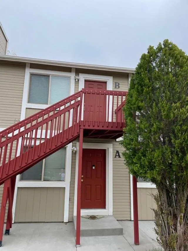 2 bed, 800 sqft, $1,300 — Photo 1