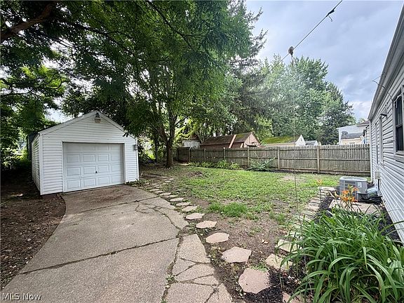 5th image of 839 Sarcee Ave