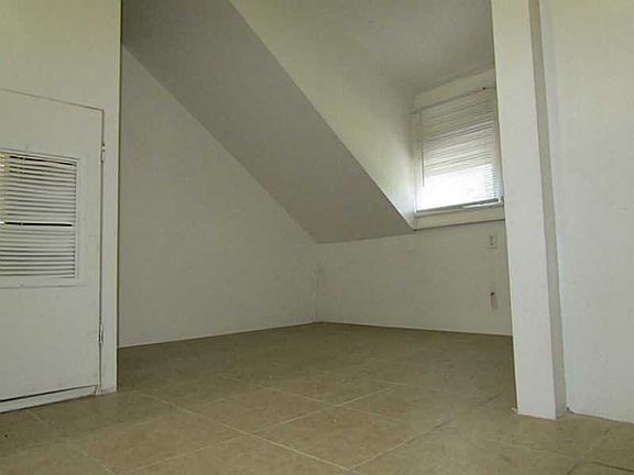 3rd image of 522 N 19th Ave #8