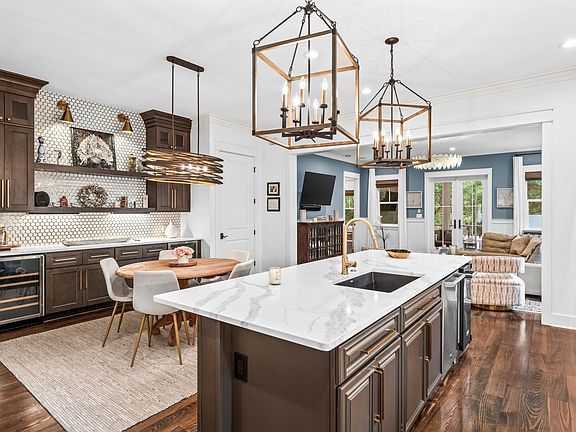 3rd image of 265 Artesian Way