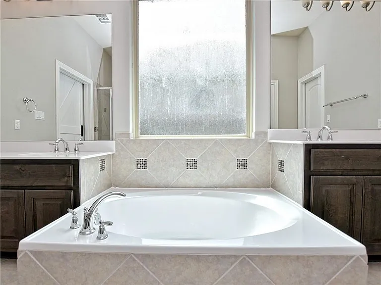 2208 Legend Hill Dr — Photo 17