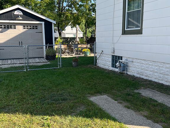 Driveway room for 2 cars side by side