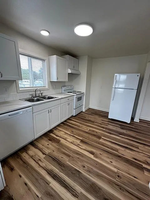 3 bed, 1.5 bath, 1200 sqft, $1,825 — Photo 2